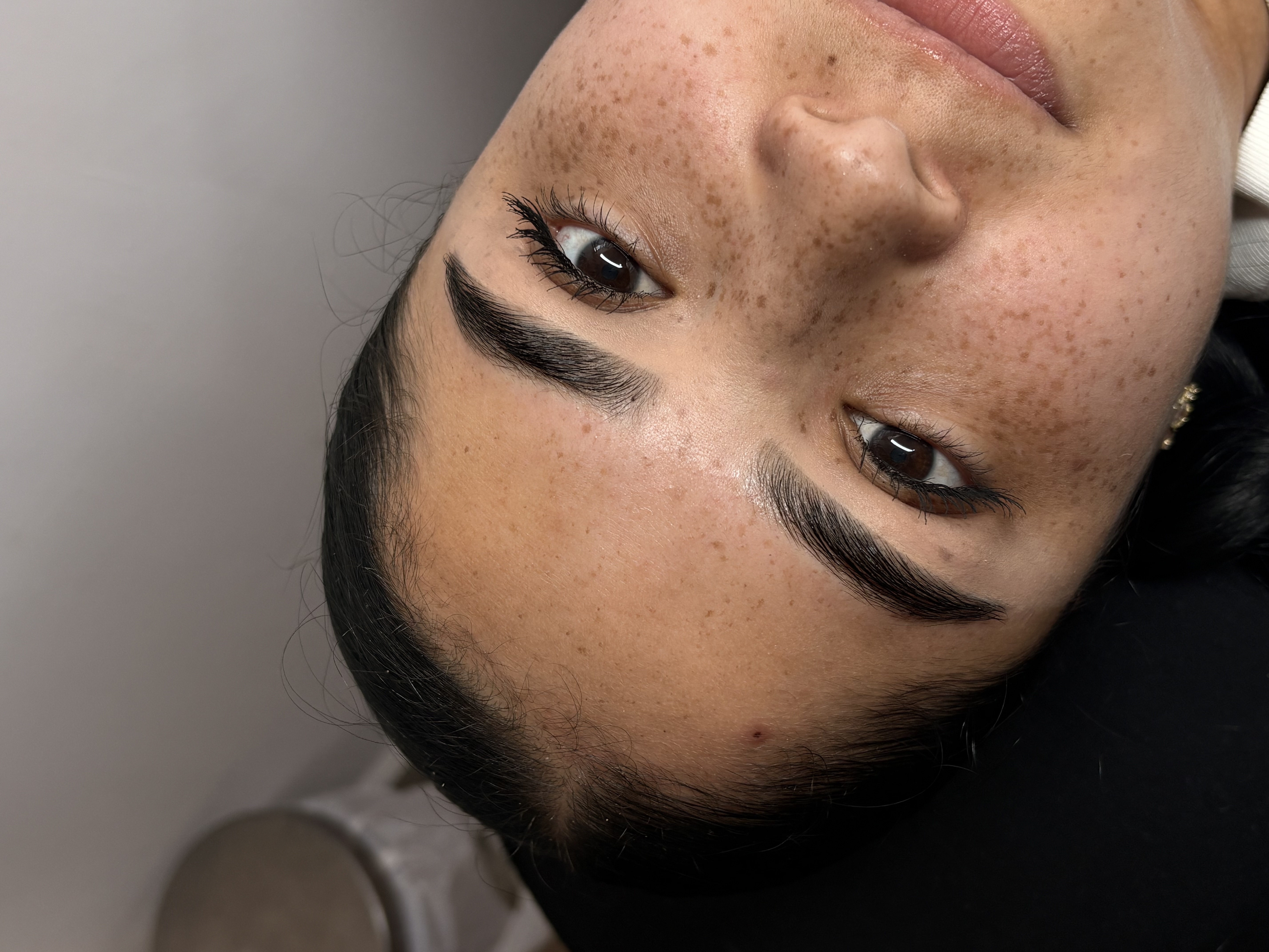 Foto del servicio Sombreado de cejas