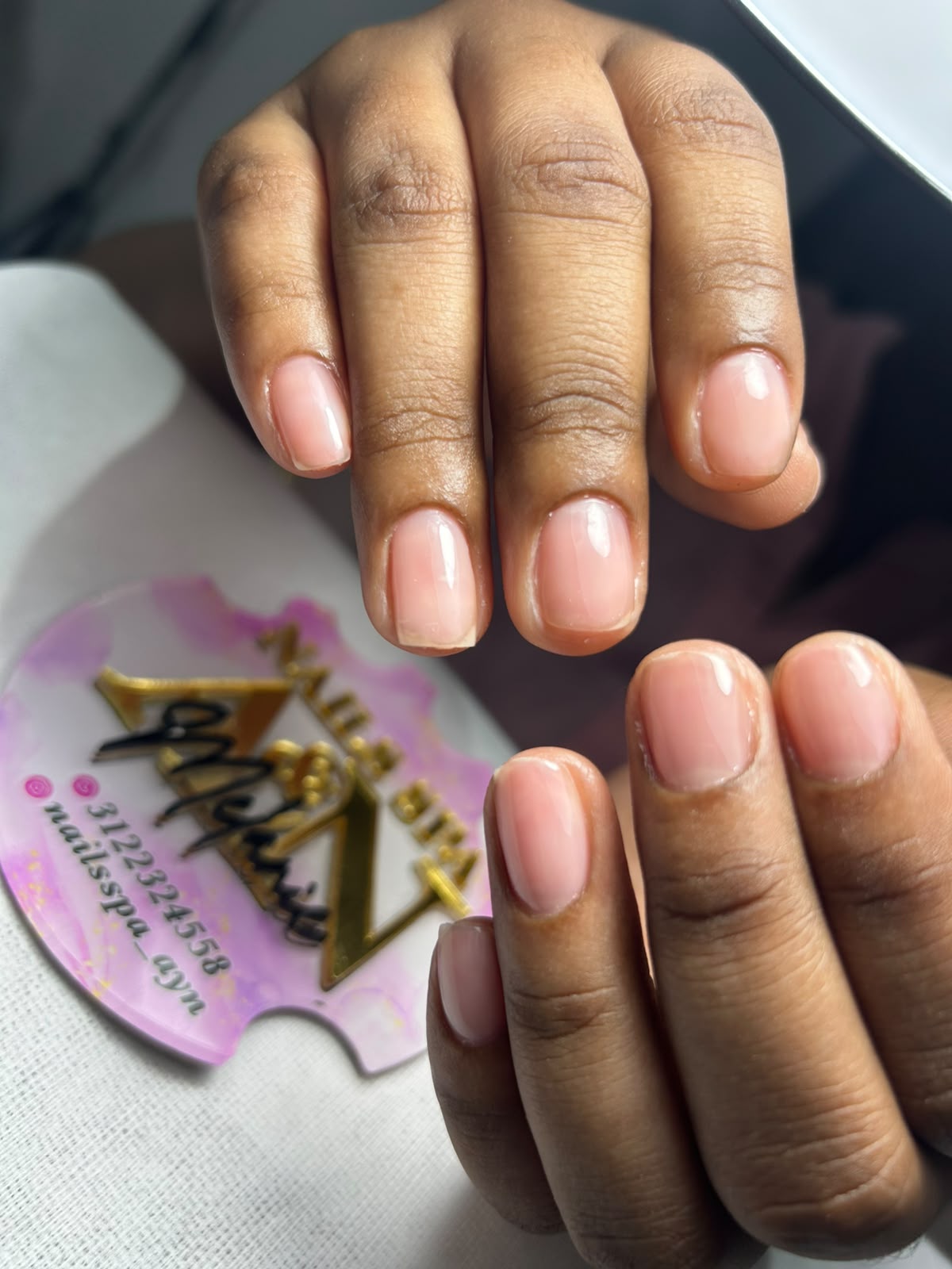 Foto del servicio Limpieza Manicure con esmaltado Semi