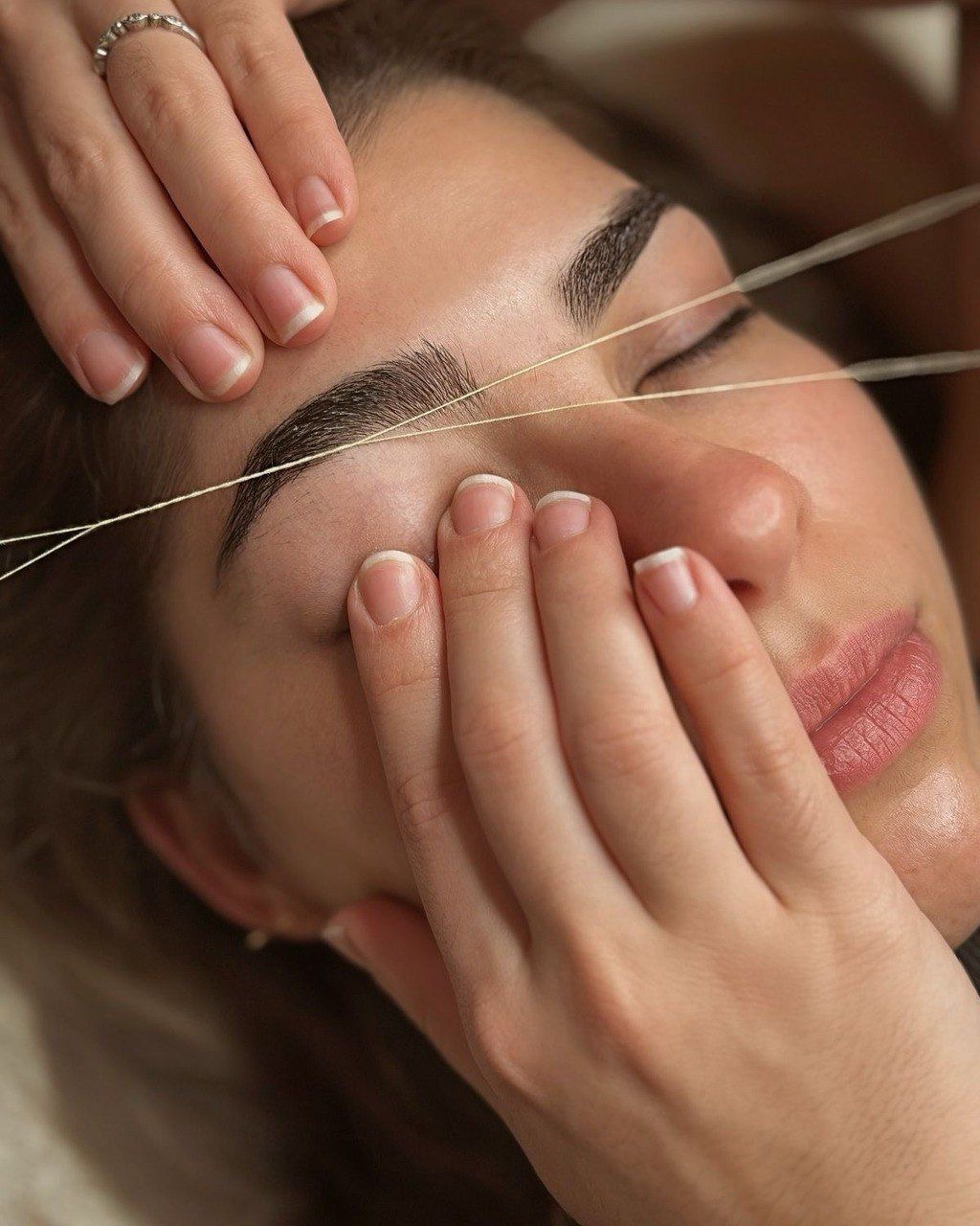 Foto del servicio Cejas con henna e hilo