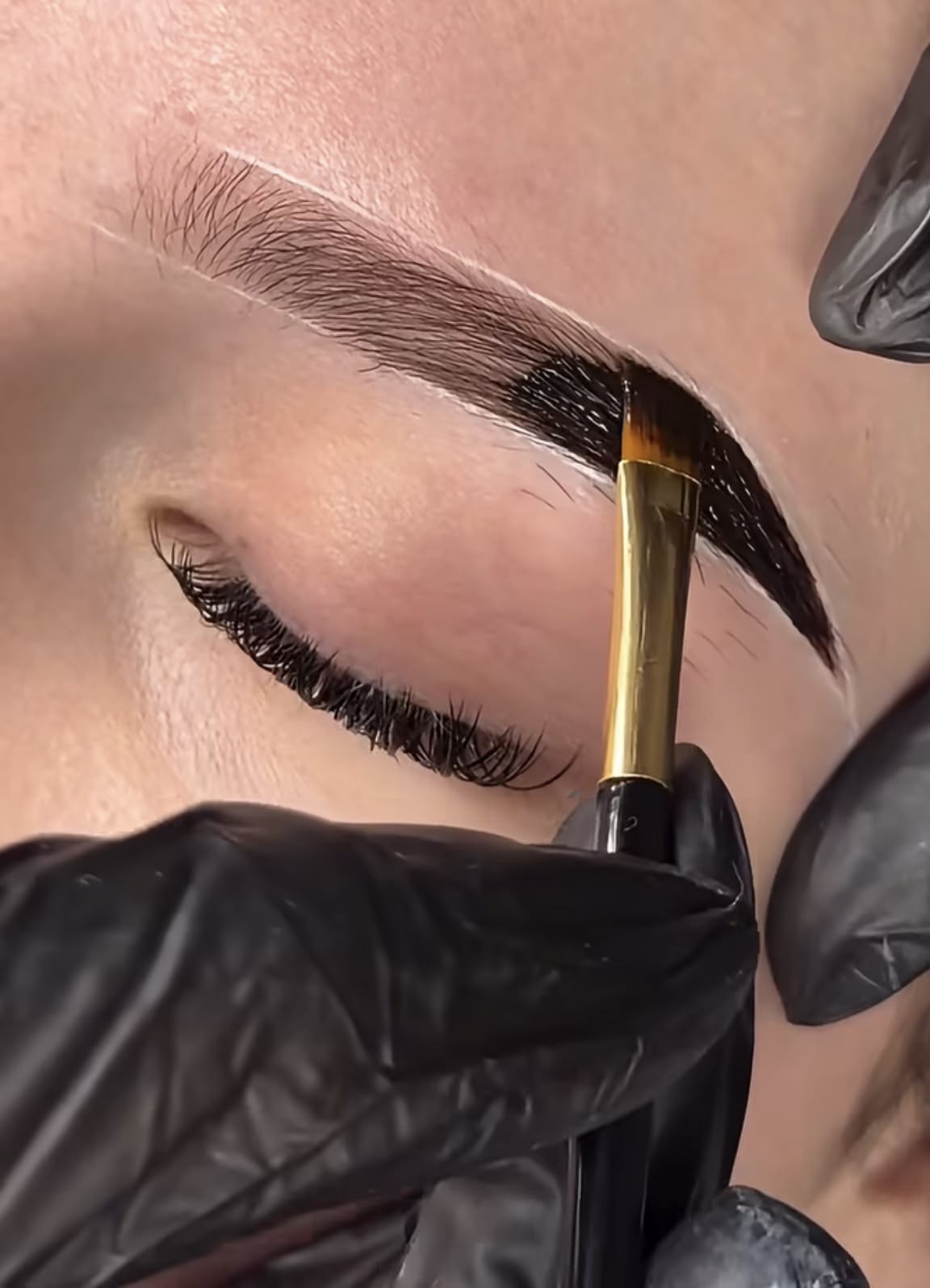 Foto del servicio Cejas en henna